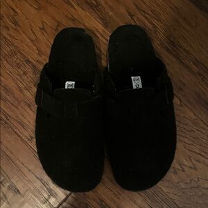 Cushionaire Black Clogs